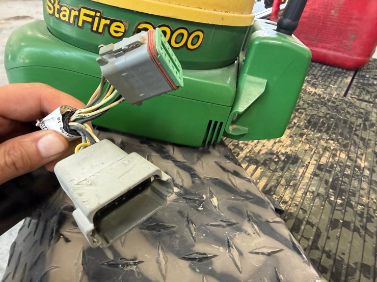 2011-john-deere-8285r-image-93
