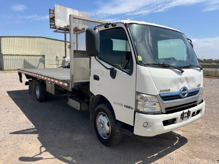 2016-hino-195-image-3