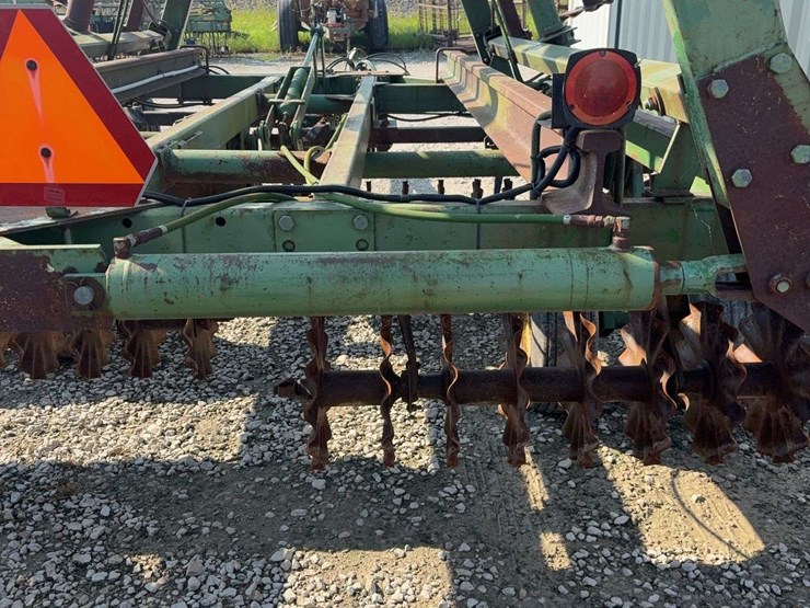 john-deere-325-image-9