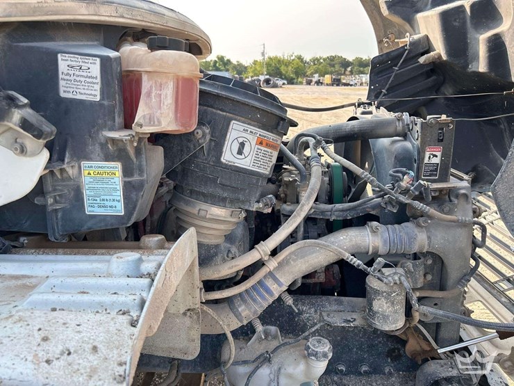2012-freightliner-m2-106-image-8