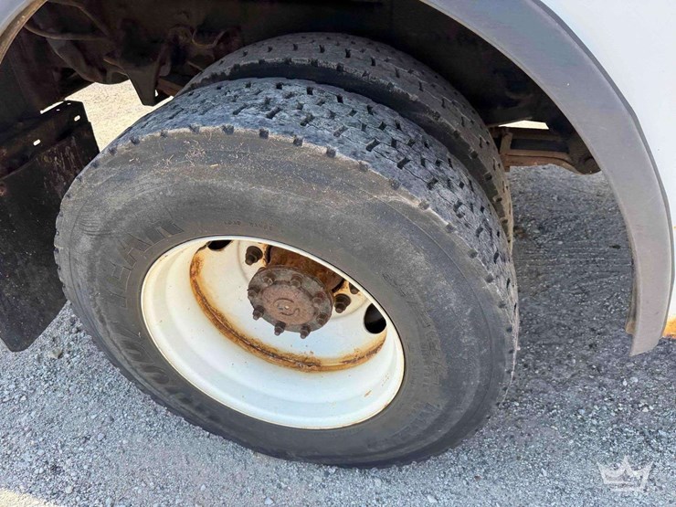 2016-freightliner-m2-106-image-38