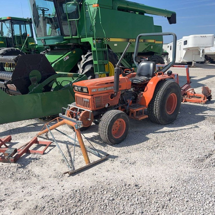 KUBOTA B8200