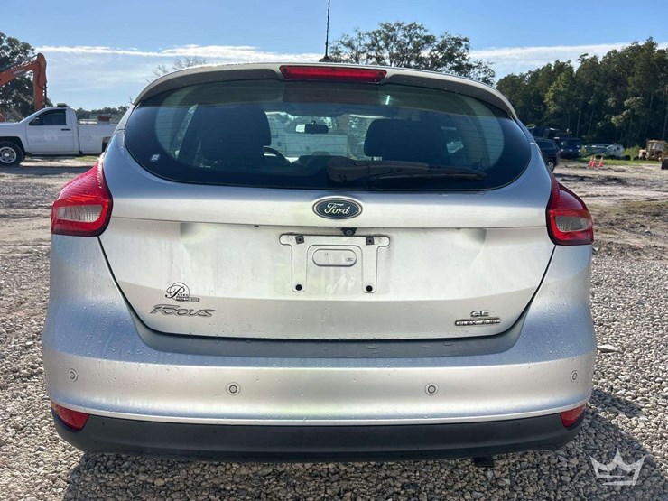 2015-ford-focus-hatchback-image-25