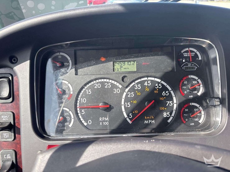 2014-freightliner-m2-106-image-13