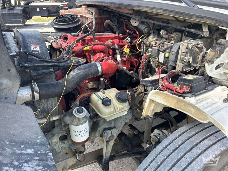 2017-freightliner-m2-106-image-10