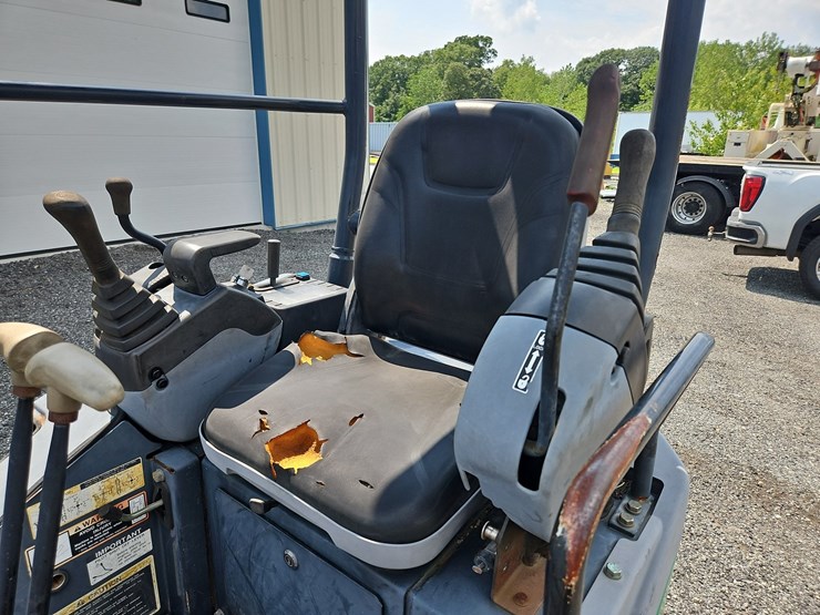 2012-deere-17d-image-22