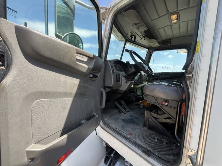 2012-peterbilt-337-image-15