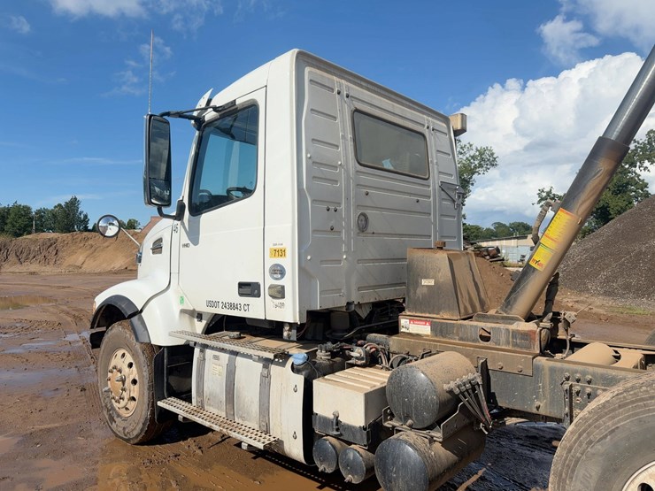 2020-volvo-vhd-tri/a-dump-truck-image-14