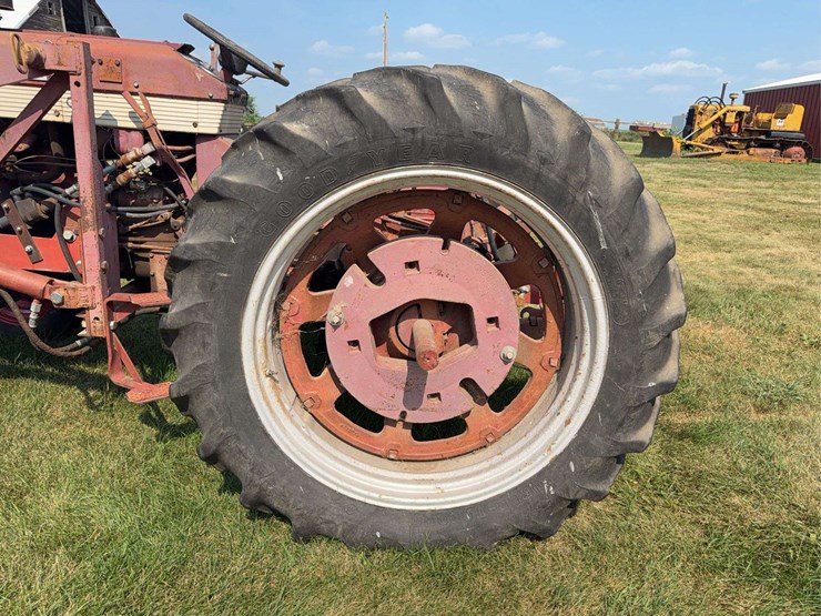 farmall-340-gas-with-loader-image-42