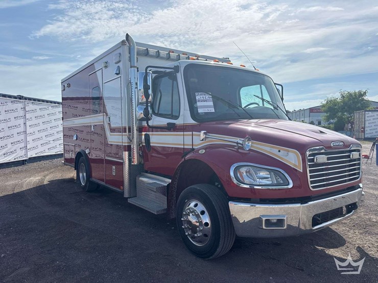 2014-freightliner-m2-106-image-2