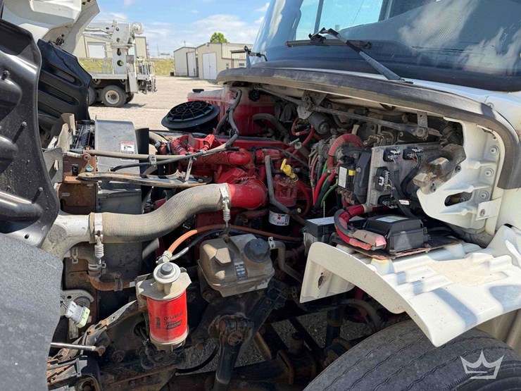 2016-freightliner-m2-106-image-13