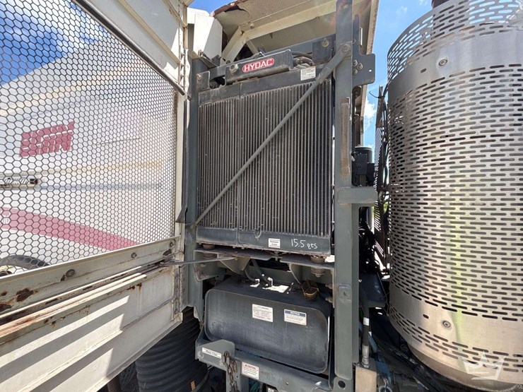 2017-freightliner-m2-106-image-32