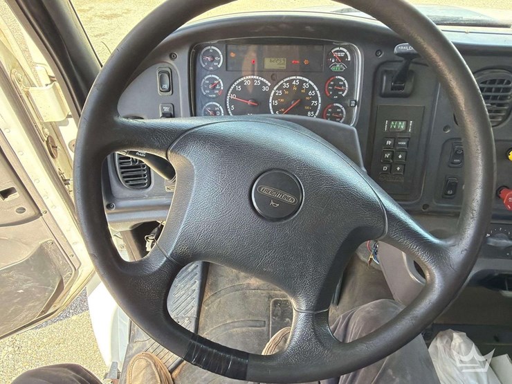2014-freightliner-m2-106-image-37