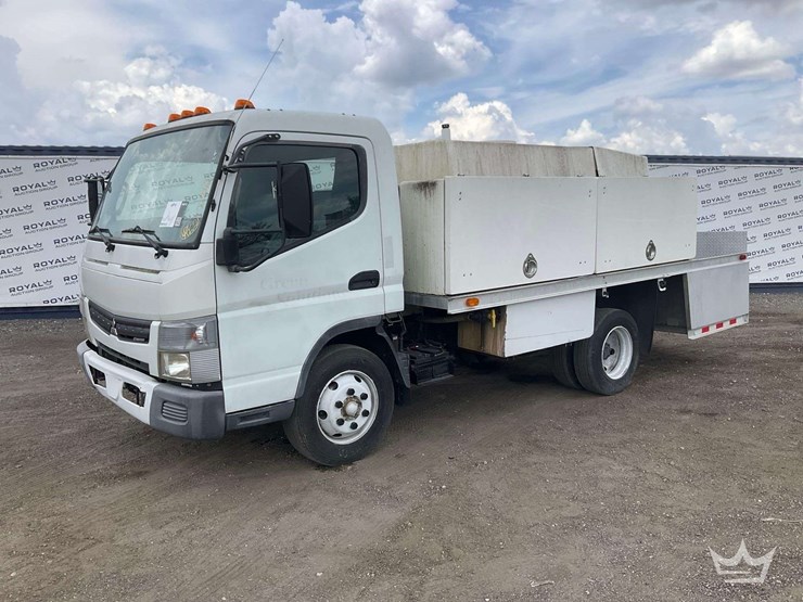 2013-mitsubishi-fuso-fec72s-image-1