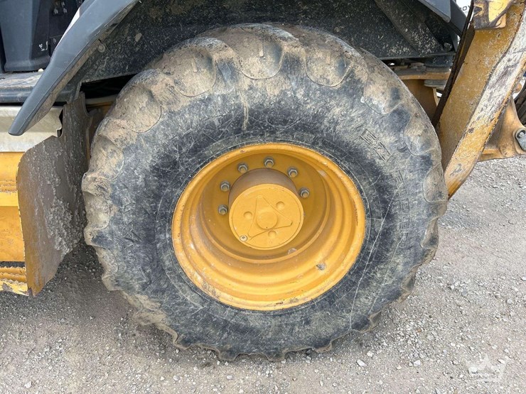 2018-deere-310l-image-32