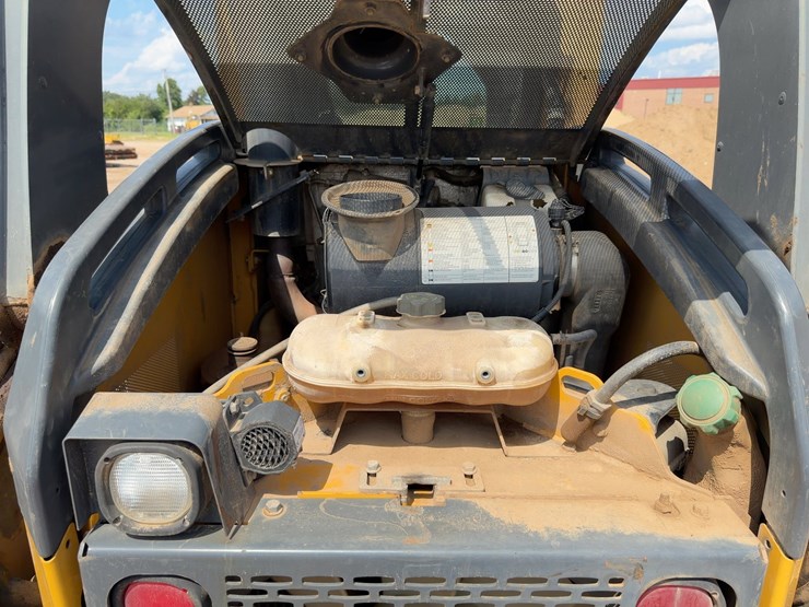 2013-deere-329e-image-17