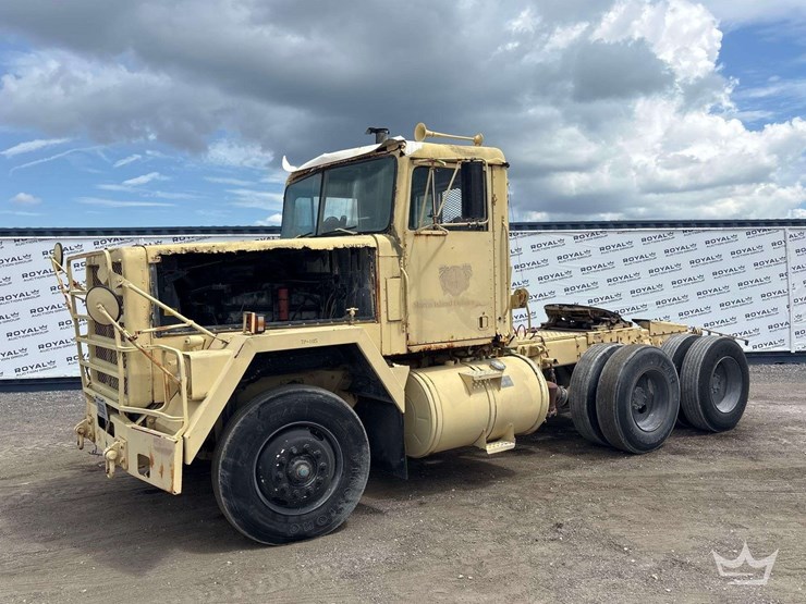 1983-am-general-m915a1-image-1