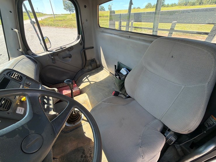 2005-freightliner-m2-106-image-16