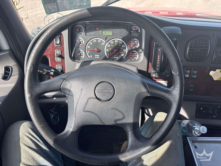 2014-freightliner-m2-106-image-12