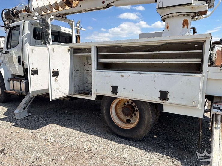 2014-freightliner-m2-106-image-27
