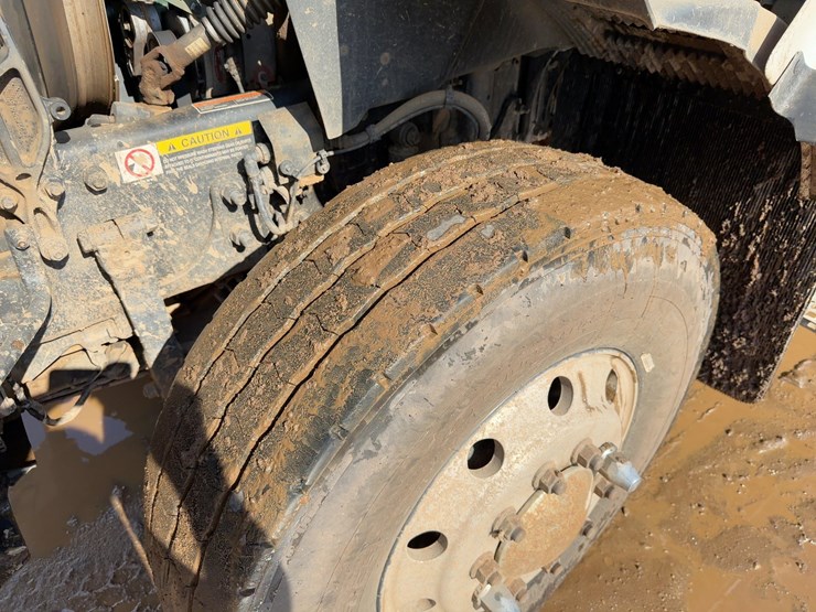 2020-volvo-vhd-tri/a-dump-truck-image-10