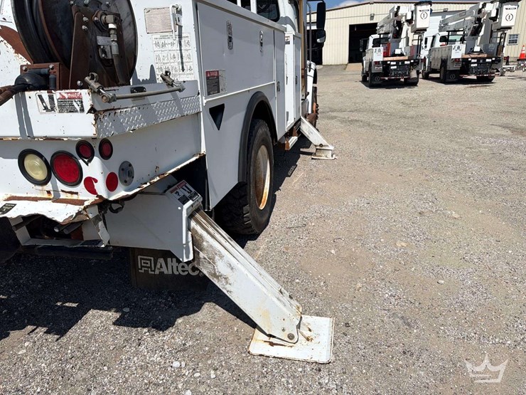 2014-freightliner-m2-106-image-24