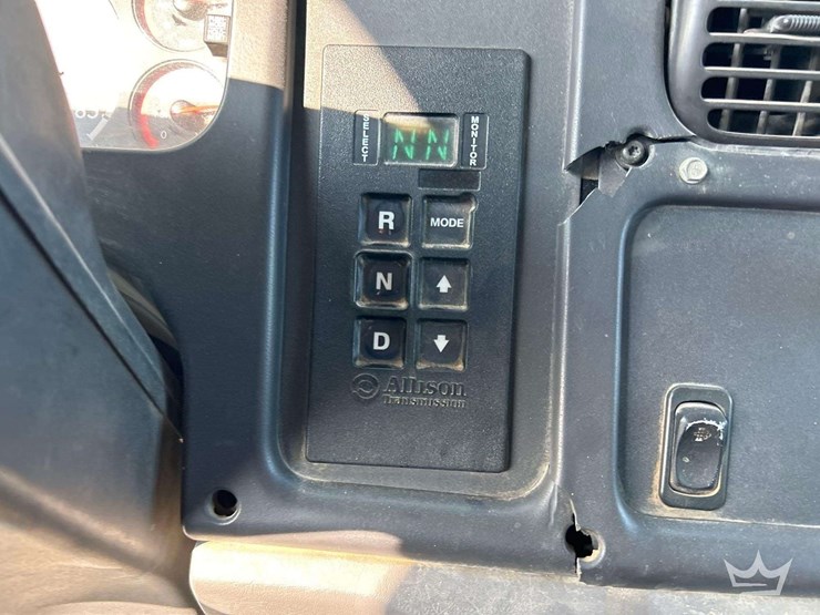 2012-freightliner-m2-106-image-17