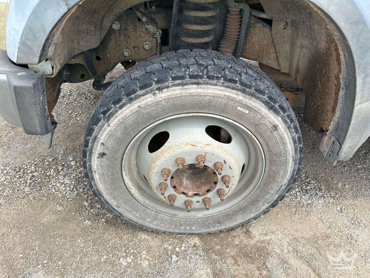 2010-ford-f550-image-32
