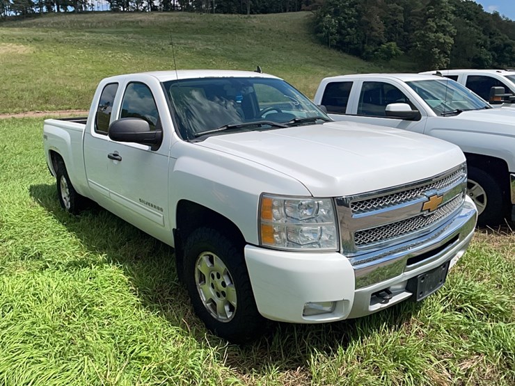 2013-chevy-silverado-pickup-truck-vn:114005-4x4-image-2