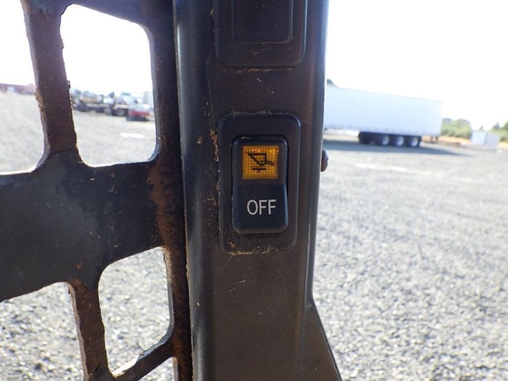 2013-bobcat-s750-image-25