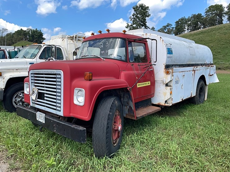 international-1700-fuel-truck-vn:10672cha37226-image-1