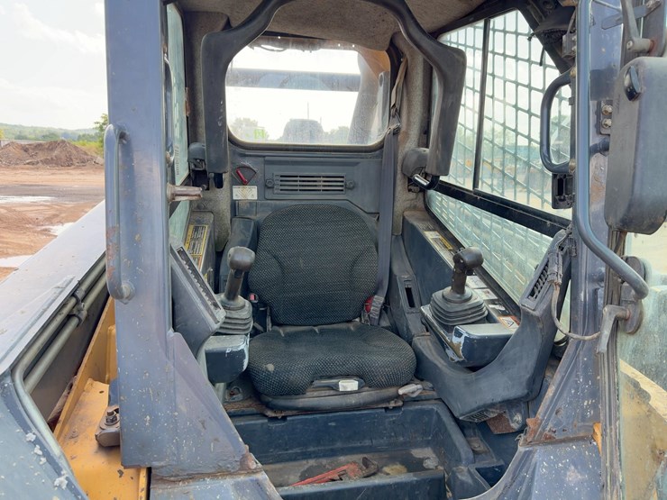 2013-deere-329e-image-18