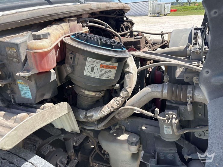 2017-freightliner-m2-106-image-9