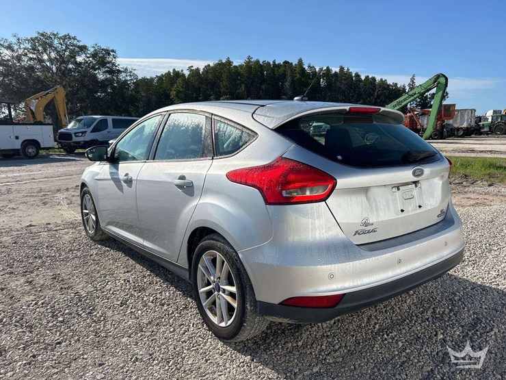 2015-ford-focus-hatchback-image-4