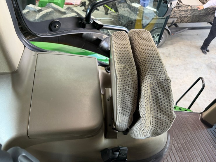 2011-john-deere-8285r-image-76