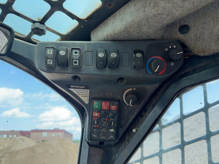 2013-deere-329e-image-23