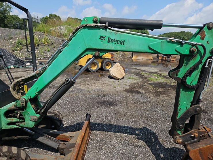 2011-bobcat-325g-image-11