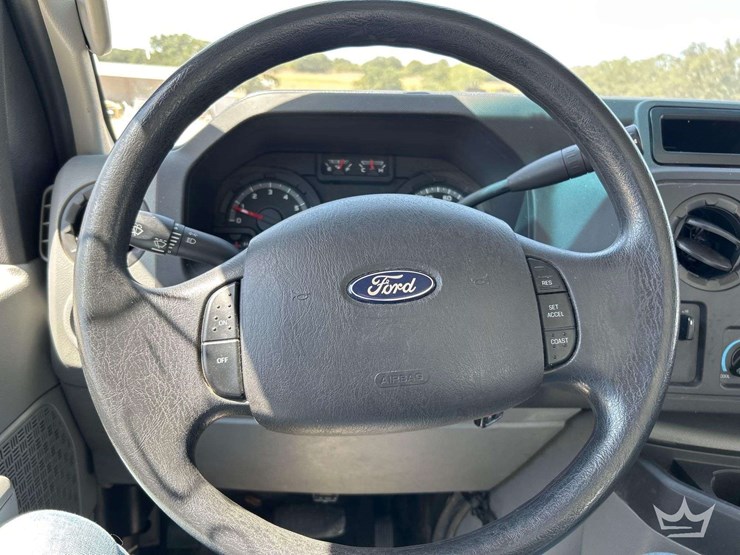 2014-ford-e-350-cargo-van-image-14