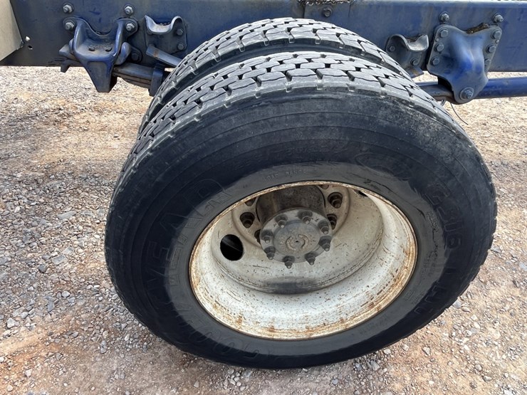 2011-freightliner-m2-106-image-10