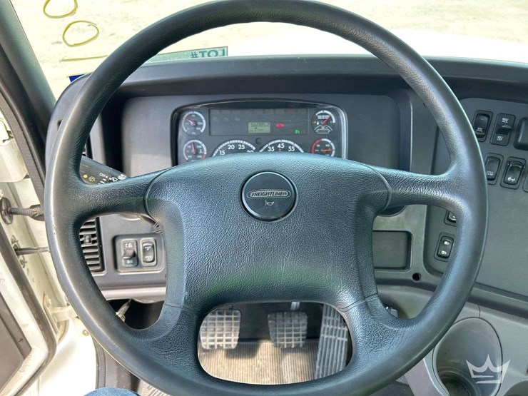 2014-freightliner-m2-106-image-14