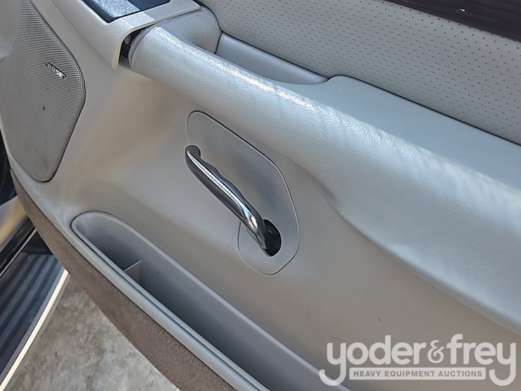 2003-cadillac-escalade-image-32