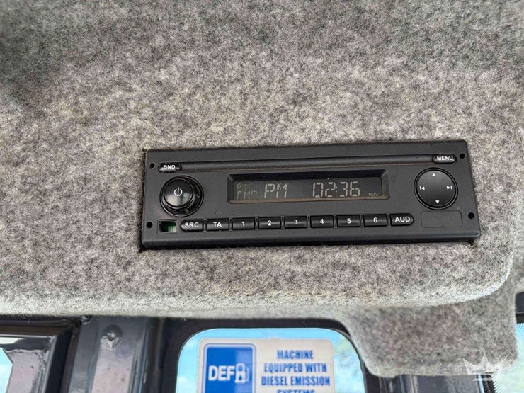 2020-deere-310l-image-11