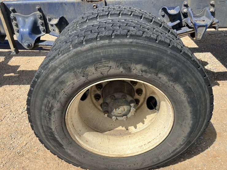 2011-freightliner-m2-106-image-9