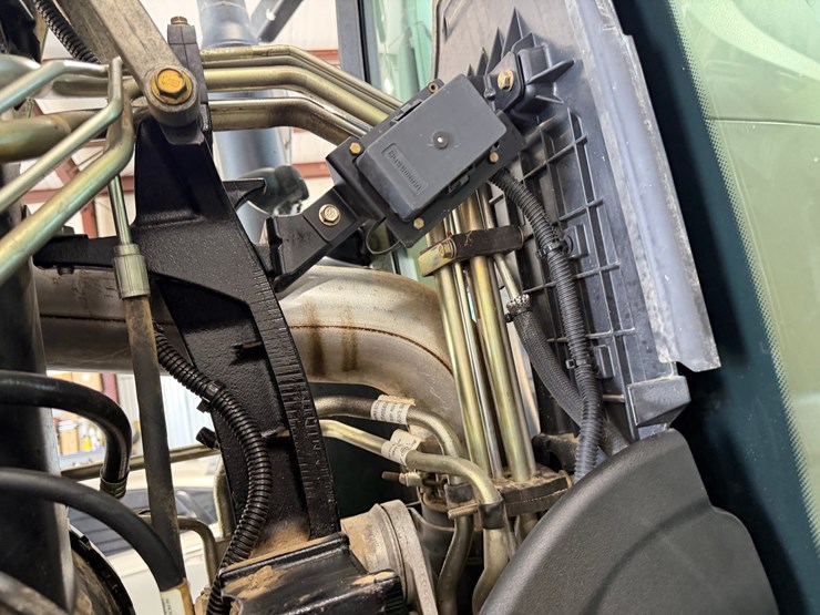 2011-john-deere-8285r-image-59