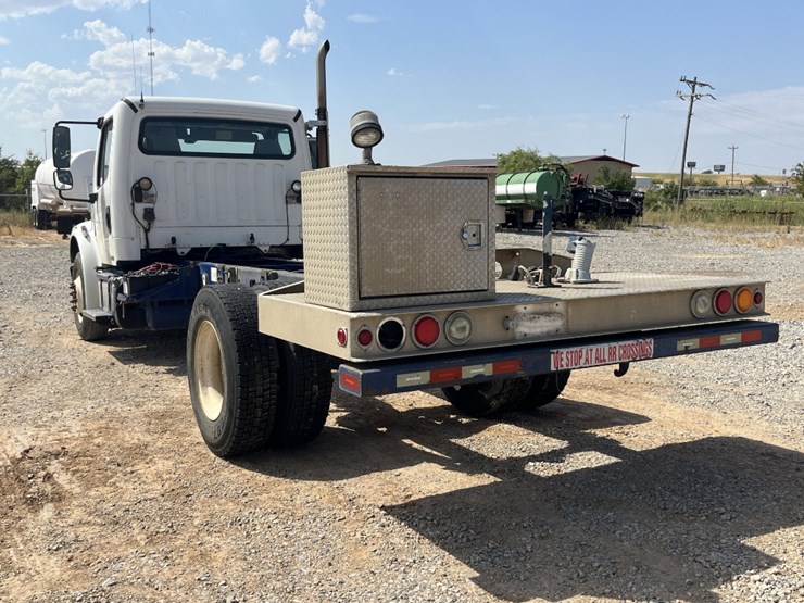 2011-freightliner-m2-106-image-7