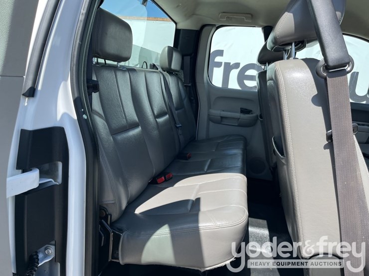 2011-gmc-sierra-2500hd-image-37