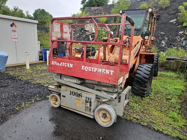1999-mec-19'-electric-scissor-lift-image-2