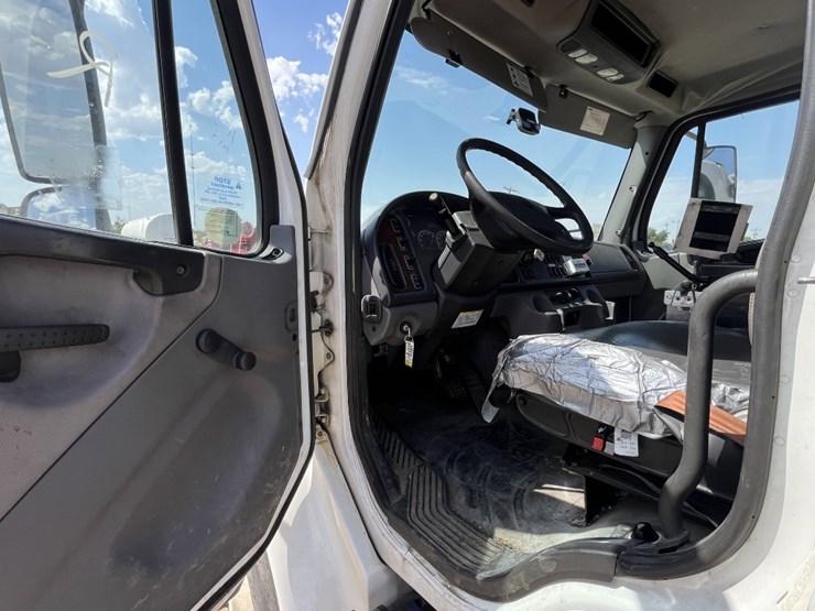 2011-freightliner-m2-106-image-15