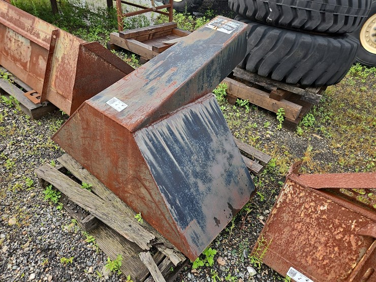 concrete-bucket-with-chute-image-3