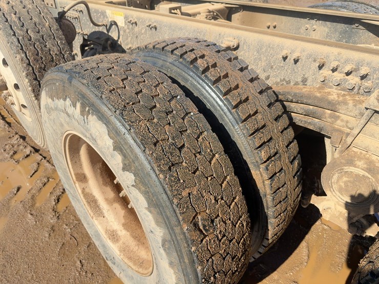 2020-volvo-vhd-tri/a-dump-truck-image-17